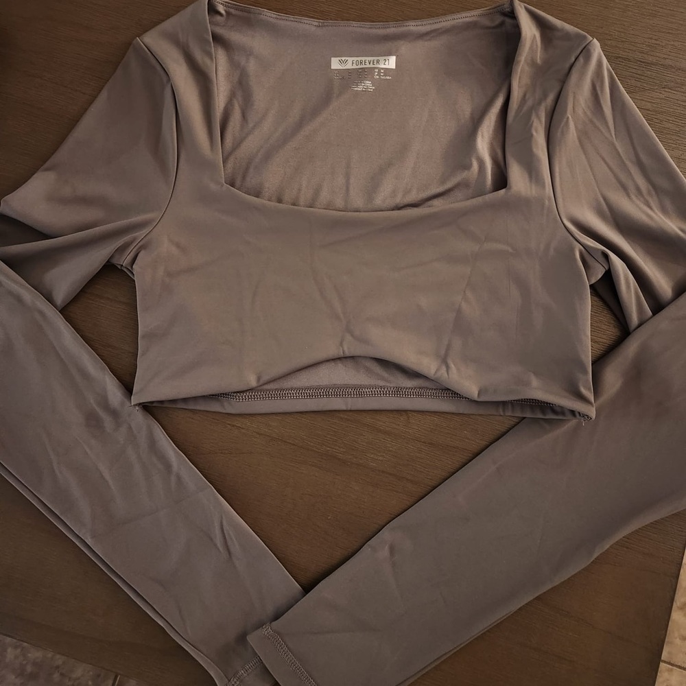 Forever 21 Gray Active Square-Neck Crop Top. Size M